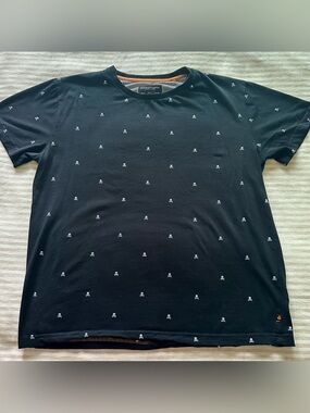 black & white mini skulls 100% cotton t / size medium
